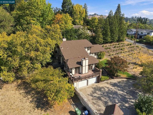 945 Stow Ln, Lafayette, CA 94549
