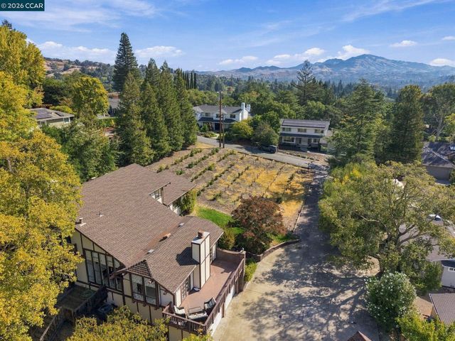 945 Stow Ln, Lafayette, CA 94549