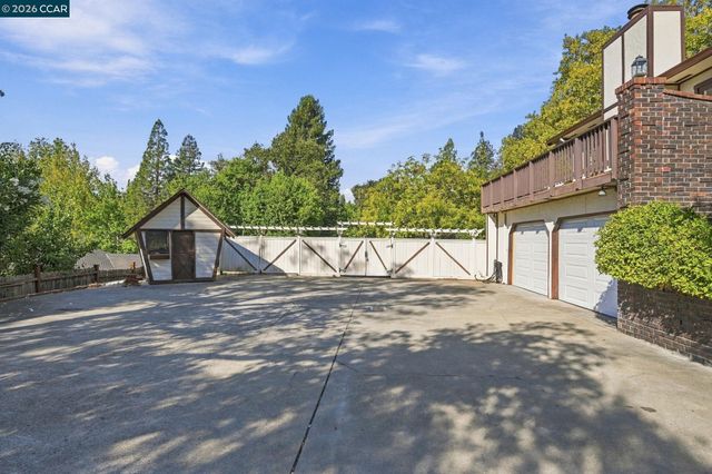 945 Stow Ln, Lafayette, CA 94549