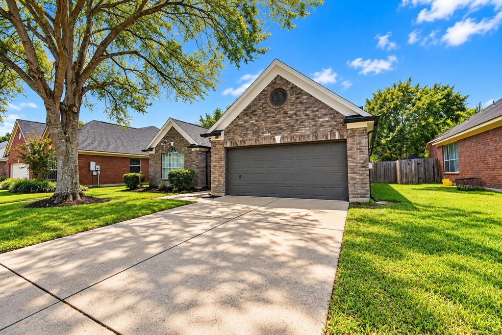 2922 Veva Drive, Pearland, TX 77584