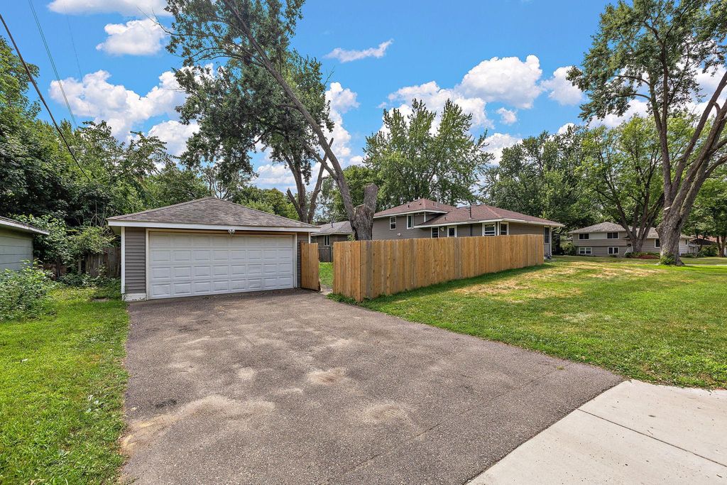 6924 Scott Avenue N, Brooklyn Center, MN 55429 — photo 2