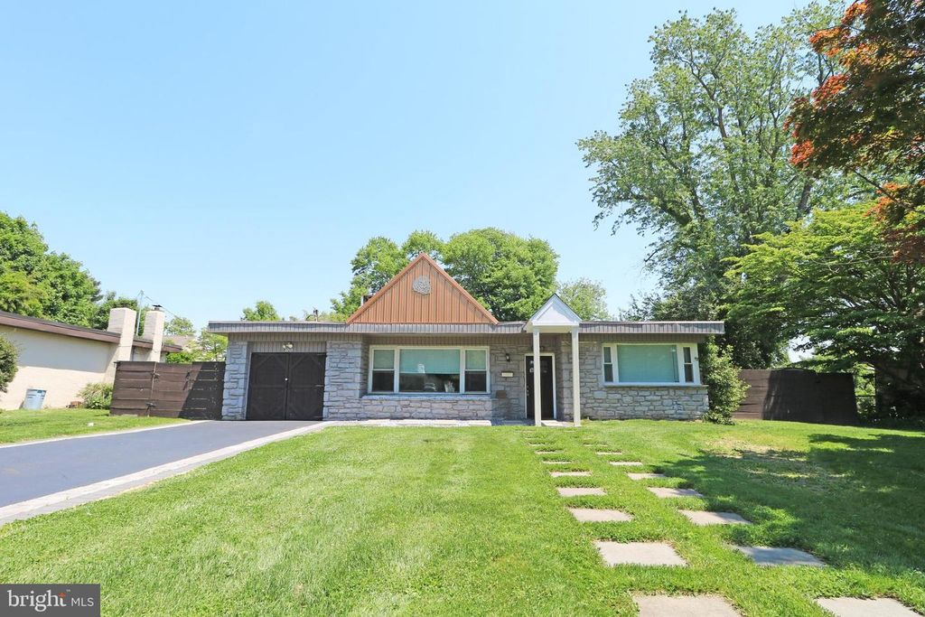 2205 MARY LN, Broomall, PA 19008