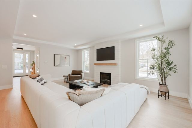 23 Pilgrim Rd, Wellesley, MA 02481