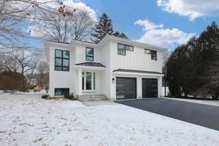 23 Pilgrim Rd, Wellesley, MA 02481