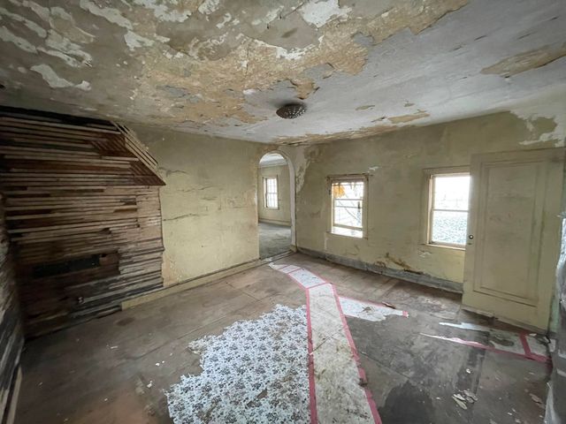 697 W Grand Avenue, Muskegon, MI 49441