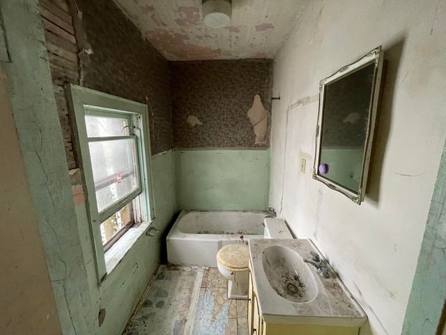 697 W Grand Avenue, Muskegon, MI 49441