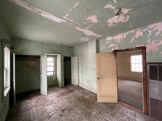 697 W Grand Avenue, Muskegon, MI 49441