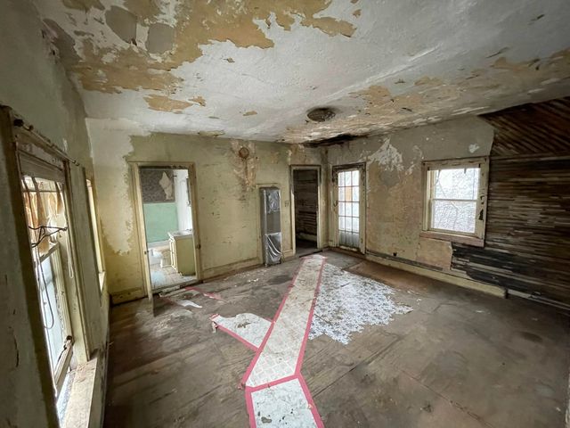 697 W Grand Avenue, Muskegon, MI 49441