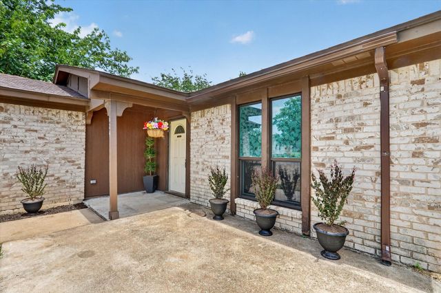 624 Hallvale Drive, White Settlement, TX 76108