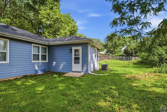 1030 SW Parkview ST, Topeka, KS 66604