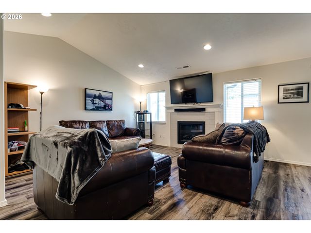 87792 LARK St, Veneta, OR 97487