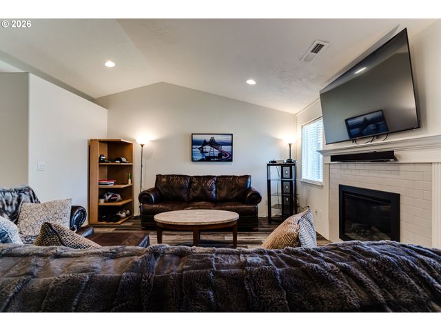 87792 LARK St, Veneta, OR 97487