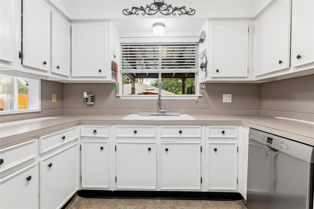 412 Burning Tree Drive, Huntsville, TX 77340
