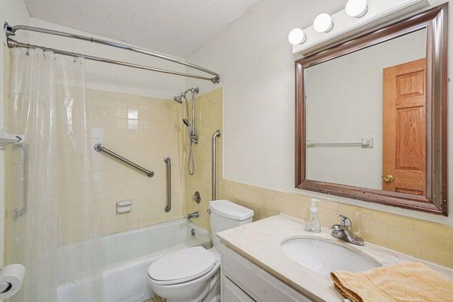 205 Barry Avenue S 207, Wayzata, MN 55391