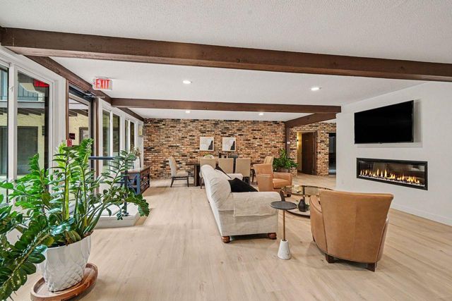 205 Barry Avenue S 207, Wayzata, MN 55391