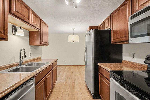 205 Barry Avenue S 207, Wayzata, MN 55391