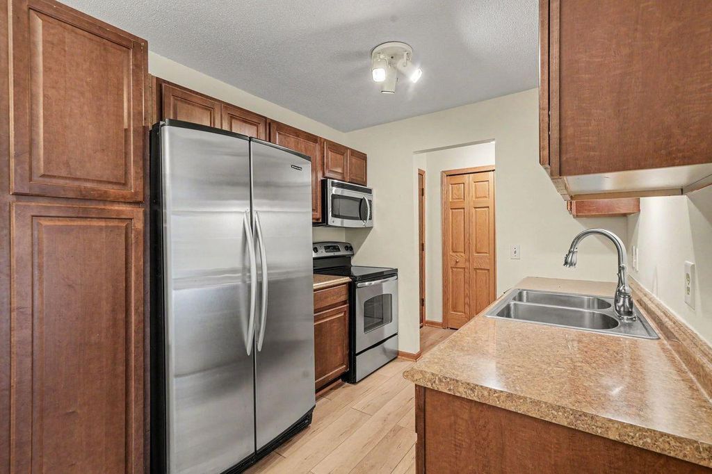205 Barry Avenue S 207, Wayzata, MN 55391