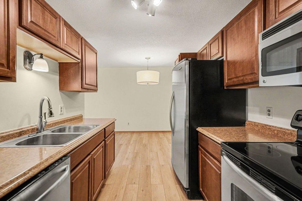 205 Barry Avenue S 207, Wayzata, MN 55391 — photo 4