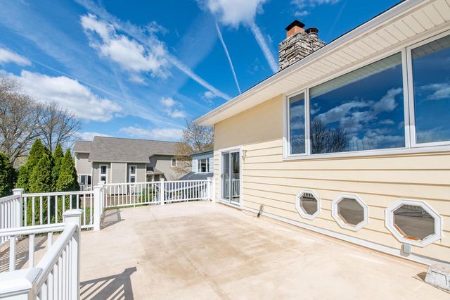 N29W27397 Peninsula DRIVE, Pewaukee, WI 53072