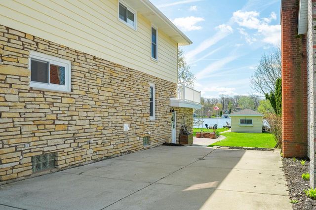 N29W27397 Peninsula DRIVE, Pewaukee, WI 53072
