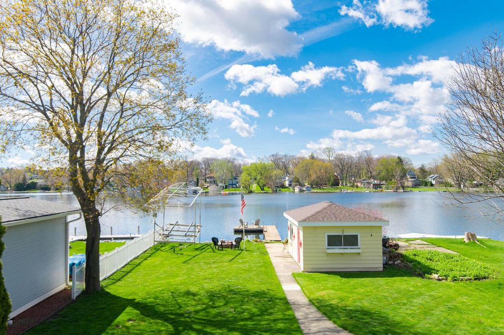 N29W27397 Peninsula DRIVE, Pewaukee, WI 53072