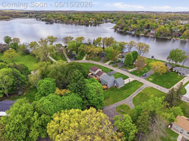 4241 Island Park Drive, Waterford Charter Township, MI 48329