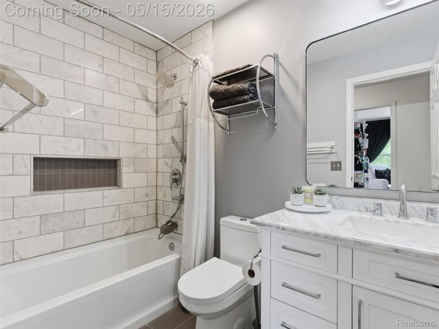 4241 Island Park Drive, Waterford Charter Township, MI 48329