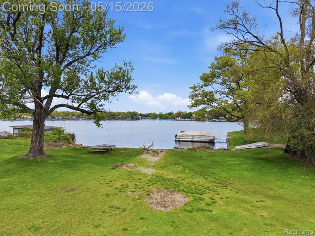 4241 Island Park Drive, Waterford Charter Township, MI 48329