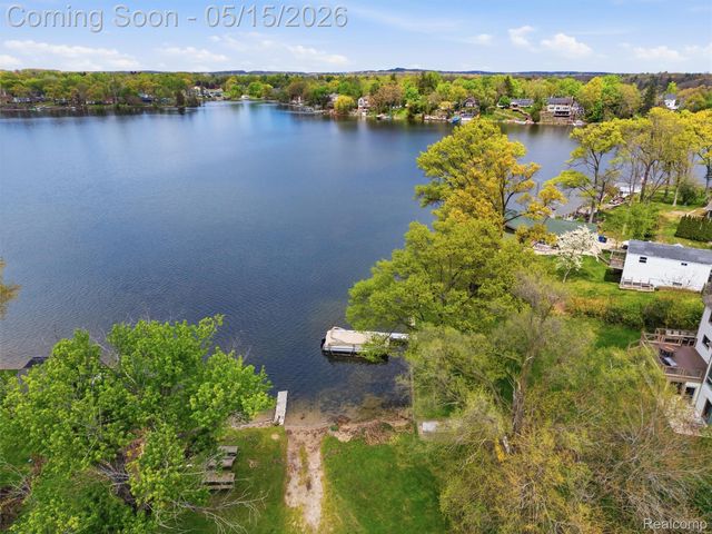 4241 Island Park Drive, Waterford Charter Township, MI 48329