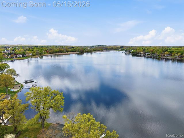 4241 Island Park Drive, Waterford Charter Township, MI 48329
