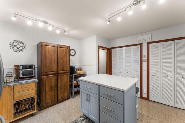 1703 E Glendale Boulevard, Valparaiso, IN 46383