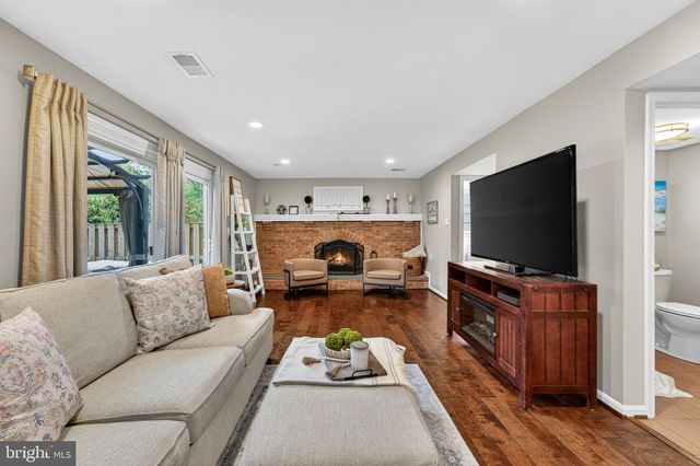 6305 WINDWARD DR, Burke, VA 22015