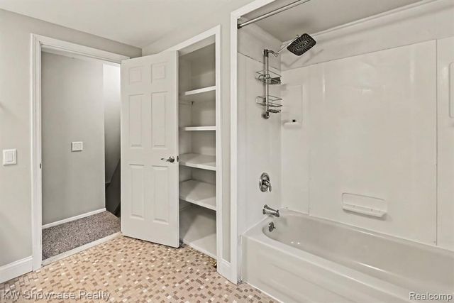 3305 Harvey Lake Road, Highland, MI 48356