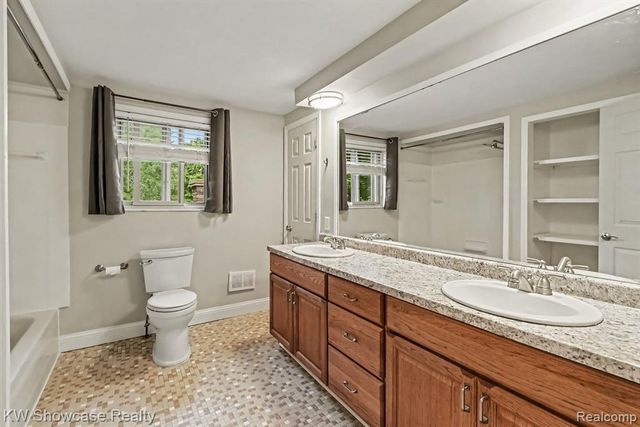 3305 Harvey Lake Road, Highland, MI 48356