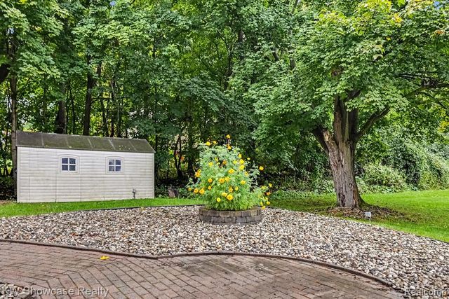3305 Harvey Lake Road, Highland, MI 48356