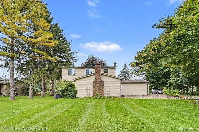 3305 Harvey Lake Road, Highland, MI 48356