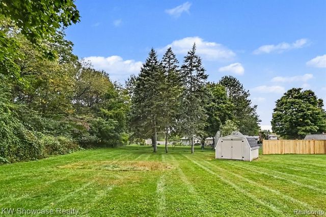 3305 Harvey Lake Road, Highland, MI 48356