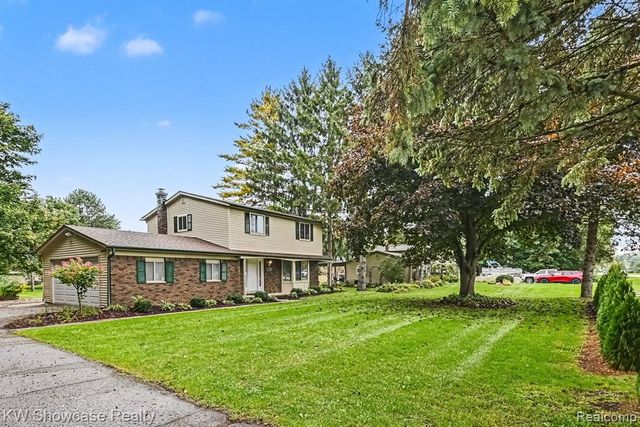 3305 Harvey Lake Road, Highland, MI 48356