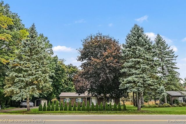3305 Harvey Lake Road, Highland, MI 48356