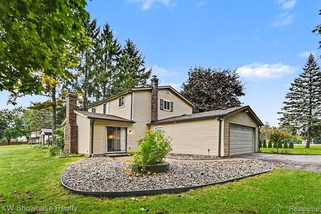 3305 Harvey Lake Road, Highland, MI 48356