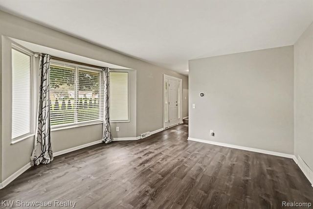 3305 Harvey Lake Road, Highland, MI 48356