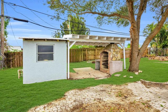 1574 NE Arch Ave Avenue, Jensen Beach, FL 34957