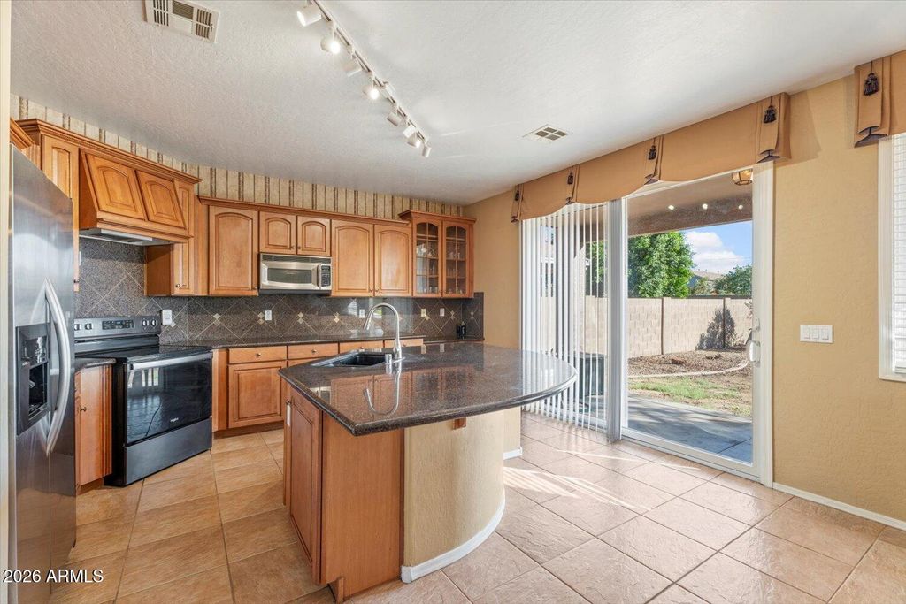 Image 7 of property listing at 14975 W WETHERSFIELD Road, Surprise, AZ 85379