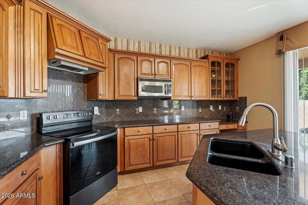 Image 8 of property listing at 14975 W WETHERSFIELD Road, Surprise, AZ 85379