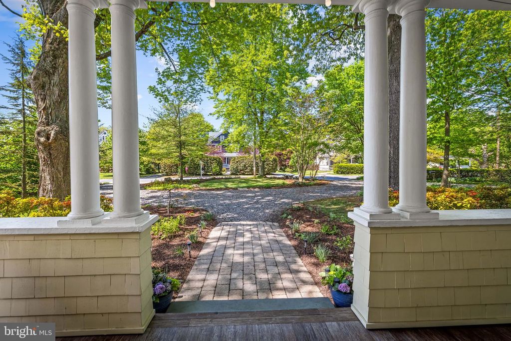 Image 10 of property listing at 18 BEAUMONT AVE, Catonsville, MD 21228