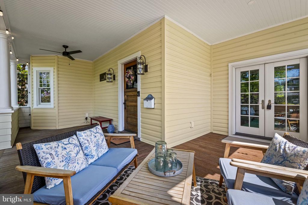 Image 9 of property listing at 18 BEAUMONT AVE, Catonsville, MD 21228