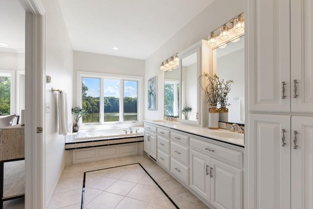8665 Wynstone Pass, Eden Prairie, MN 55347