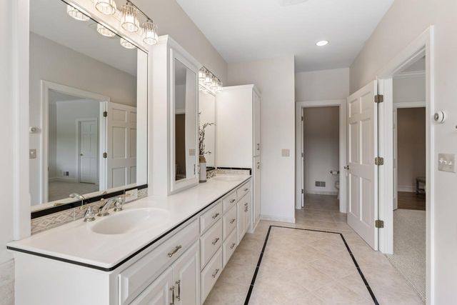 8665 Wynstone Pass, Eden Prairie, MN 55347