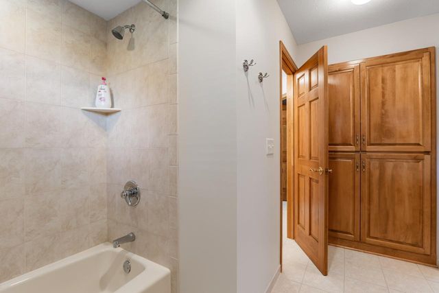 8665 Wynstone Pass, Eden Prairie, MN 55347