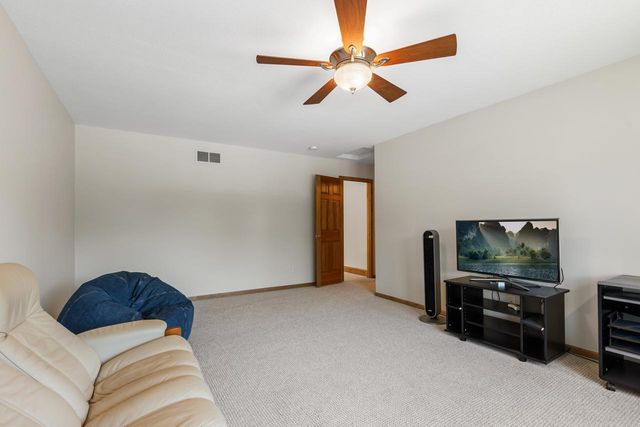 8665 Wynstone Pass, Eden Prairie, MN 55347